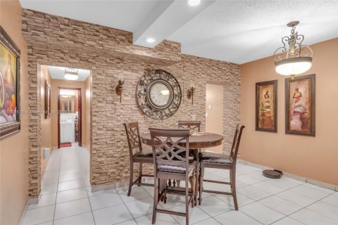 Casa en venta en Hialeah, Florida, 6 dormitorios, 197.42 m2 № 1944090 - foto 5