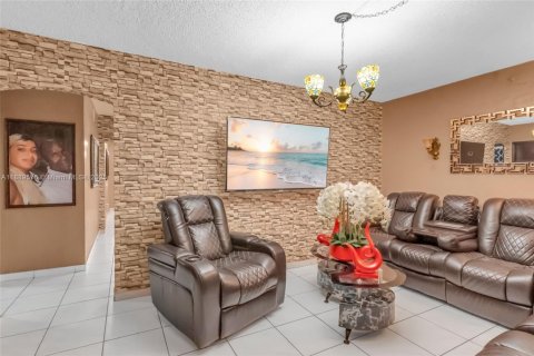 Casa en venta en Hialeah, Florida, 6 dormitorios, 197.42 m2 № 1944090 - foto 3