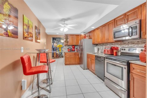 Casa en venta en Hialeah, Florida, 6 dormitorios, 197.42 m2 № 1944090 - foto 8