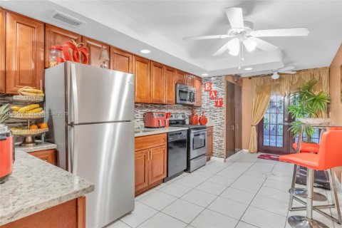 Casa en venta en Hialeah, Florida, 6 dormitorios, 197.42 m2 № 1944090 - foto 6