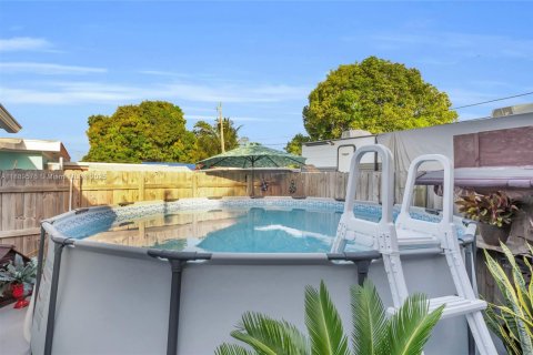 Casa en venta en Hialeah, Florida, 6 dormitorios, 197.42 m2 № 1944090 - foto 12