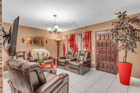 Casa en venta en Hialeah, Florida, 6 dormitorios, 197.42 m2 № 1944090 - foto 4