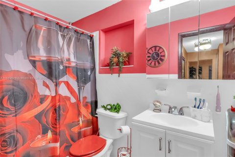 Casa en venta en Hialeah, Florida, 6 dormitorios, 197.42 m2 № 1944090 - foto 9