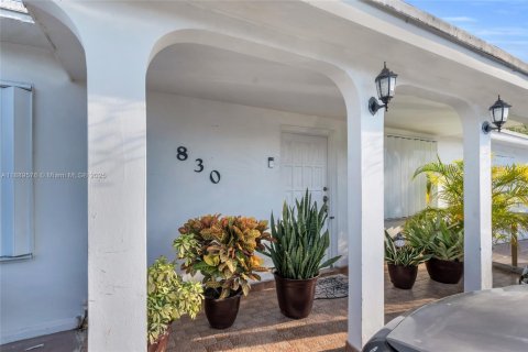 Casa en venta en Hialeah, Florida, 6 dormitorios, 197.42 m2 № 1944090 - foto 2