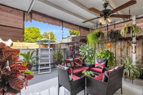 Casa en venta en Hialeah, Florida, 6 dormitorios, 197.42 m2 № 1944090 - foto 10