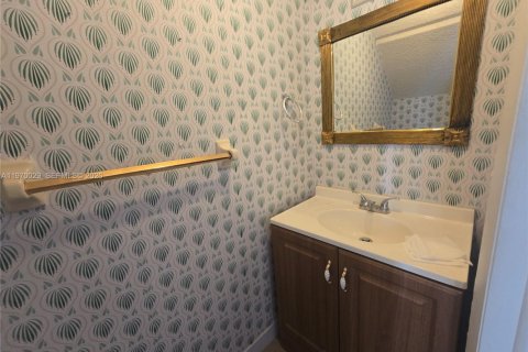 Casa en venta en Miami, Florida, 3 dormitorios, 121.7 m2 № 2030821 - foto 2