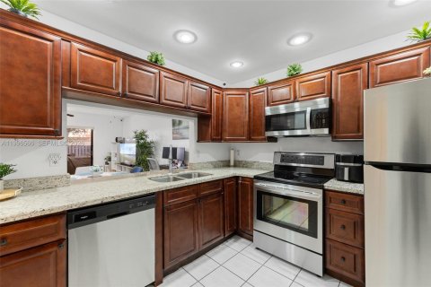 Adosado en venta en Pembroke Pines, Florida, 2 dormitorios, 113.62 m2 № 2064050 - foto 2