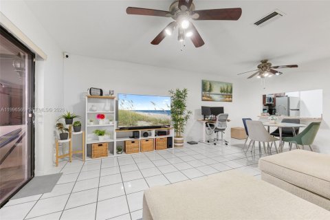 Adosado en venta en Pembroke Pines, Florida, 2 dormitorios, 113.62 m2 № 2064050 - foto 3