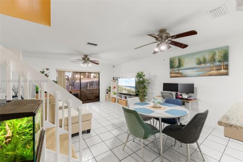 Adosado en venta en Pembroke Pines, Florida, 2 dormitorios, 113.62 m2 № 2064050 - foto 18