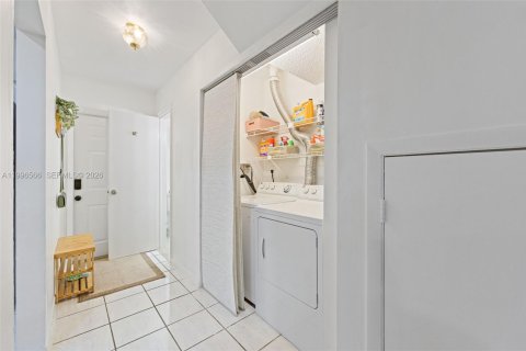 Adosado en venta en Pembroke Pines, Florida, 2 dormitorios, 113.62 m2 № 2064050 - foto 17