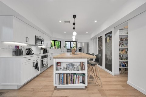 House in Key Biscayne, Florida 4 bedrooms, 223.24 sq.m. № 1735726 - photo 23