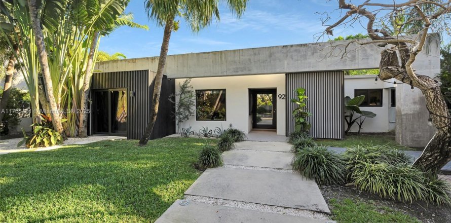 House in Key Biscayne, Florida 4 bedrooms, 223.24 sq.m. № 1735726