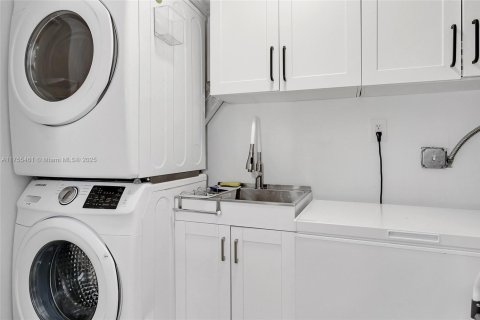 House in Key Biscayne, Florida 4 bedrooms, 223.24 sq.m. № 1735726 - photo 29