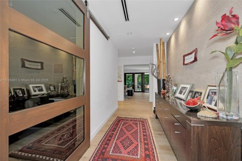 House in Key Biscayne, Florida 4 bedrooms, 223.24 sq.m. № 1735726 - photo 9