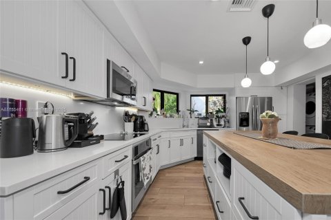 House in Key Biscayne, Florida 4 bedrooms, 223.24 sq.m. № 1735726 - photo 24