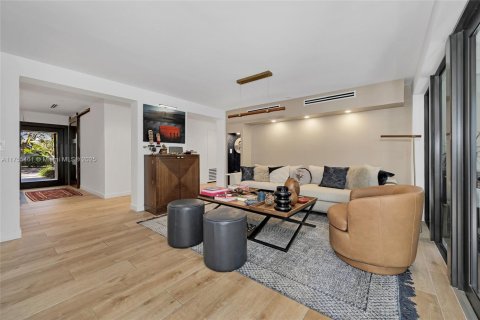House in Key Biscayne, Florida 4 bedrooms, 223.24 sq.m. № 1735726 - photo 19