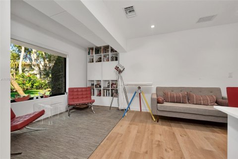 House in Key Biscayne, Florida 4 bedrooms, 223.24 sq.m. № 1735726 - photo 13