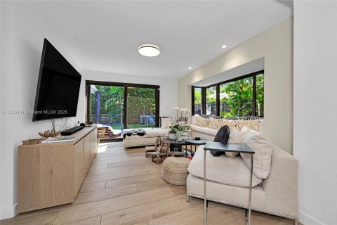 House in Key Biscayne, Florida 4 bedrooms, 223.24 sq.m. № 1735726 - photo 15