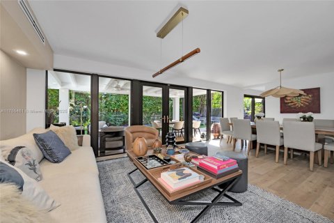 House in Key Biscayne, Florida 4 bedrooms, 223.24 sq.m. № 1735726 - photo 20
