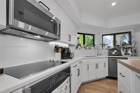 House in Key Biscayne, Florida 4 bedrooms, 223.24 sq.m. № 1735726 - photo 26