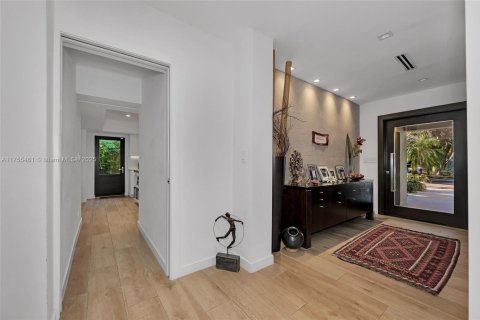 House in Key Biscayne, Florida 4 bedrooms, 223.24 sq.m. № 1735726 - photo 22