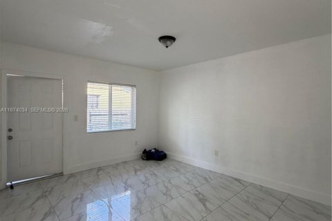 Commercial property in Miami, Florida 128.02 sq.m. № 2041935 - photo 11