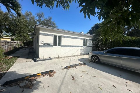Commercial property in Miami, Florida 128.02 sq.m. № 2041935 - photo 23