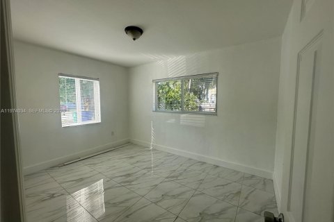 Commercial property in Miami, Florida 128.02 sq.m. № 2041935 - photo 18