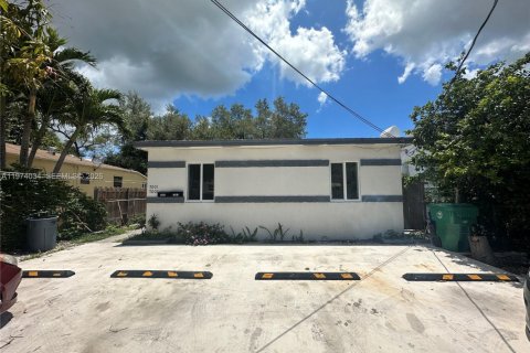Commercial property in Miami, Florida 128.02 sq.m. № 2041935