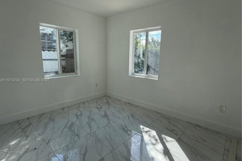 Commercial property in Miami, Florida 128.02 sq.m. № 2041935 - photo 6