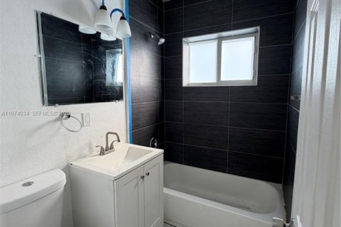 Commercial property in Miami, Florida 128.02 sq.m. № 2041935 - photo 9