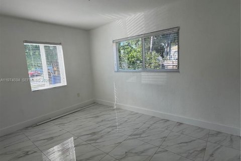 Commercial property in Miami, Florida 128.02 sq.m. № 2041935 - photo 3