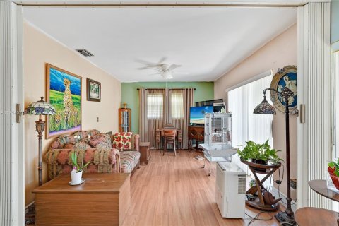 House in Tamarac, Florida 2 bedrooms, 157.93 sq.m. № 1864905 - photo 12