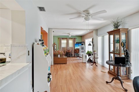 House in Tamarac, Florida 2 bedrooms, 157.93 sq.m. № 1864905 - photo 16