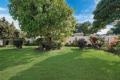 House in Tamarac, Florida 2 bedrooms, 157.93 sq.m. № 1864905 - photo 25