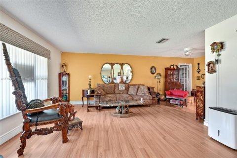 House in Tamarac, Florida 2 bedrooms, 157.93 sq.m. № 1864905 - photo 4