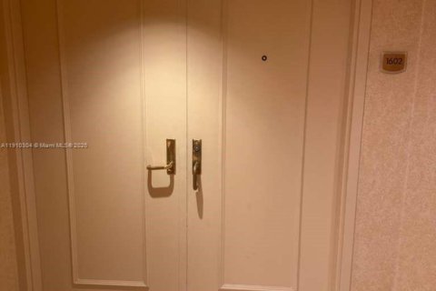 Снять в аренду кондоминиум в Майами-Бич, Флорида 2 спальни, 125.42м2, № 2082196 - фото 27
