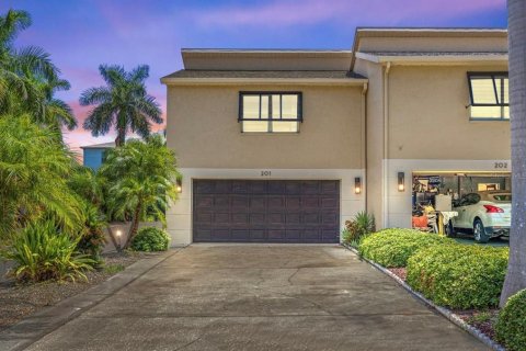 Снять в аренду таунхаус в Тиерра-Верде, Флорида 6 комнат, 275.92м2, № 1844456 - фото 1