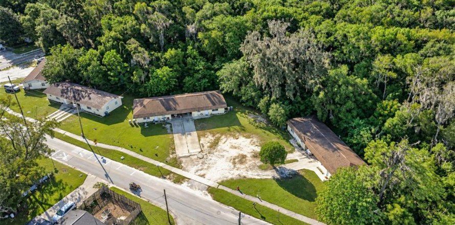 Commercial property in Ocala, Florida 12 bedrooms, 438.87 sq.m. № 2425403