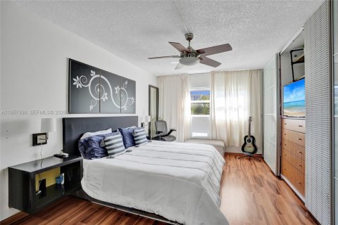 Condominio en venta en Hallandale Beach, Florida, 1 dormitorio, 67.82 m2 № 2011468 - foto 23
