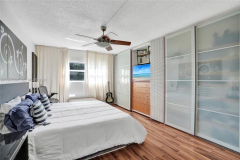 Condominio en venta en Hallandale Beach, Florida, 1 dormitorio, 67.82 m2 № 2011468 - foto 25