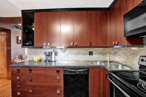 Condominio en venta en Hallandale Beach, Florida, 1 dormitorio, 67.82 m2 № 2011468 - foto 8