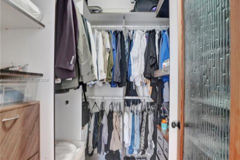 Condominio en venta en Hallandale Beach, Florida, 1 dormitorio, 67.82 m2 № 2011468 - foto 27