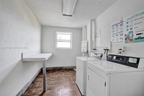 Condominio en venta en Hallandale Beach, Florida, 1 dormitorio, 67.82 m2 № 2011468 - foto 30