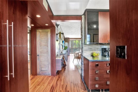 Condominio en venta en Hallandale Beach, Florida, 1 dormitorio, 67.82 m2 № 2011468 - foto 2