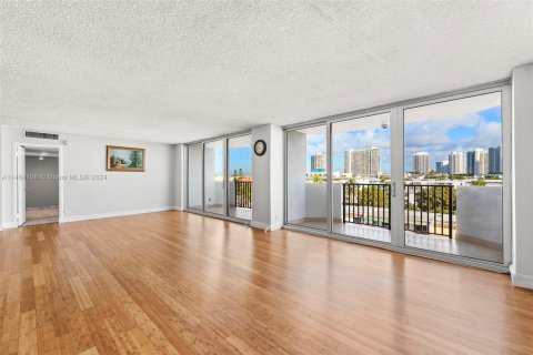 Condominio en venta en North Miami Beach, Florida, 3 dormitorios, 186.55 m2 № 830088 - foto 14