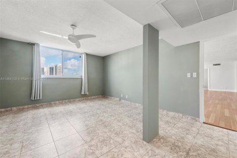 Condominio en venta en North Miami Beach, Florida, 3 dormitorios, 186.55 m2 № 830088 - foto 15