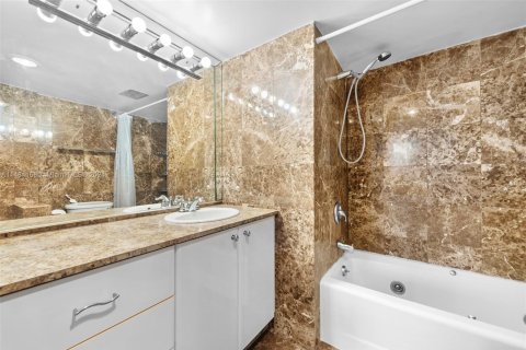 Condominio en venta en North Miami Beach, Florida, 3 dormitorios, 186.55 m2 № 830088 - foto 18