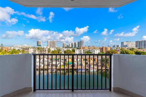 Condominio en venta en North Miami Beach, Florida, 3 dormitorios, 186.55 m2 № 830088 - foto 2