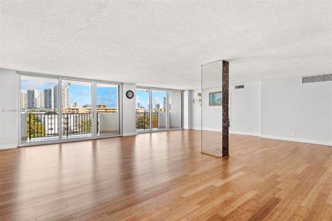 Condominio en venta en North Miami Beach, Florida, 3 dormitorios, 186.55 m2 № 830088 - foto 1